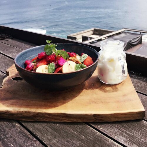 Breakfast with a beautiful view 😍 .
.
.
.
.
#ootd #photooftheday #fashionblogger #igers #instadaily #mumbai #indian #jakarta #love #blogger #clozetteid #traveldiaries #igtravel #bali #balidiaries #travelblogger #foodporn #foodie #indonesia #weekendvibes