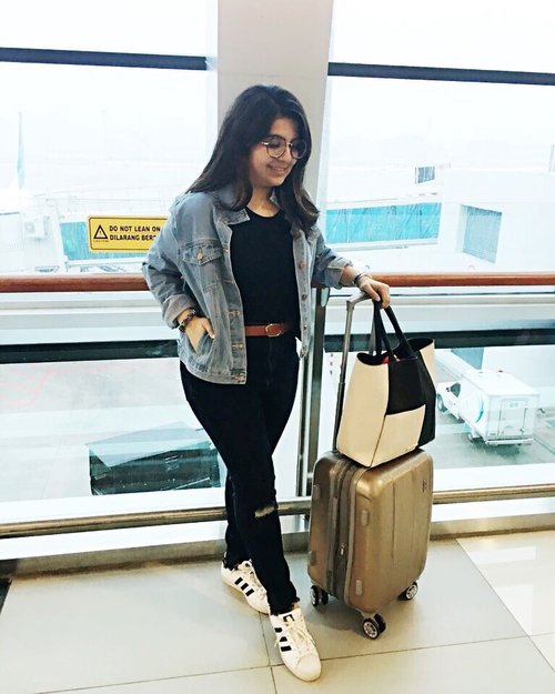 Airport look 👀 (do ignore the grainy outcome of the picture😂) Moving to Sydney for the next phase of my life. Going to be doing my Masters in Accounting there. I am beyond excited but also nervous to start somewhere new! 
Dear Aussie, here I come! ✈️ 🇦🇺 .
.
.
.
.
.
#ootd #photooftheday #fashionblogger #igers #instadaily #mumbai #indian #jakarta #love #blogger #clozetteid #instafashion #igfashion #fashiongram #whatiwore #streetstyleindia #bloggersuperlooks #travel