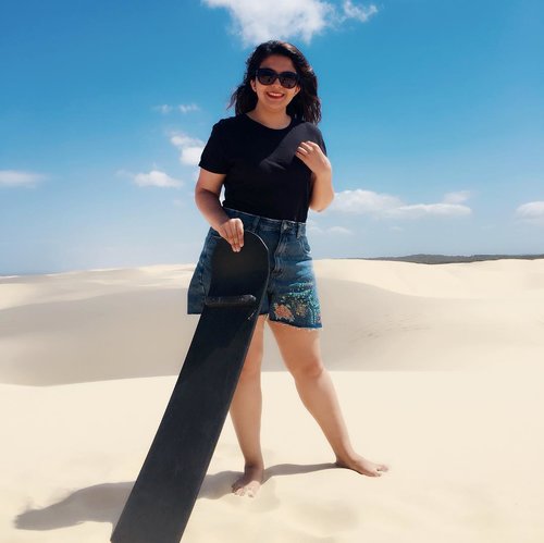 Finally went sandboarding and it was a AMAZING! Plus the sand dunes was just so beautiful😍 This definitely should be on your bucket list. #inhertravelogues #sandboarding .
.
.
.
.
.
#ootd #photooftheday #fashionblogger #igers #instadaily #mumbai #indian #jakarta #love #blogger #clozetteid #instafashion #igfashion #fashiongram #whatiwore #stylecollective #travel #femmetraveler #travelblogger #travelgram