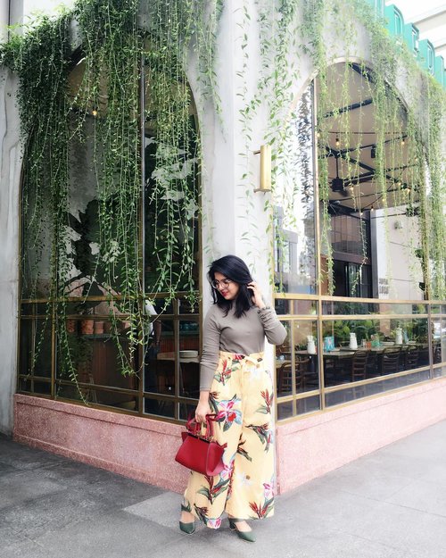 When it's always bright and sunny! 🌴🌺☀️ .
.
.
.
.
.
#ootd #photooftheday #fashionblogger #igers #instadaily #mumbai #indian #jakarta #love #blogger #clozetteid #midwestbloggers #like4like #instafashion #igfashion #fashiongram #whatiwore #streetstyleindia #bloggersuperlooks #prettylittleiiinspo #styletip #lovesavy #stylecollective #indonestyle