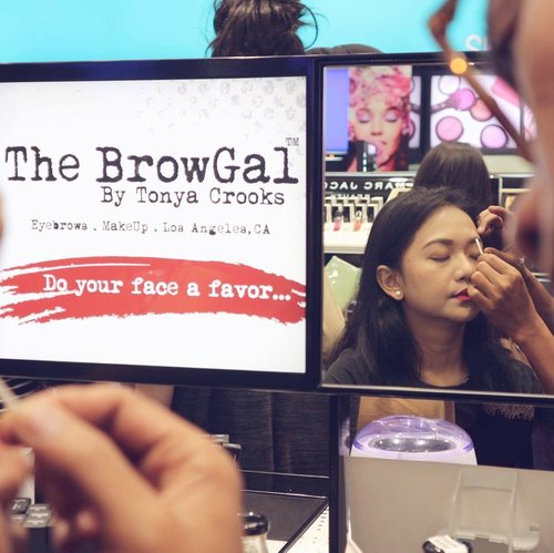 .
The beautiful bride-to-be @roosvansiaaa, trying Brow Waxing by The BrowGal Brow Artist.
Yuk, main-main ke Sephora Store dan coba BROW WAXING dari @thebrowgal, it's FREE!!!!
Promo ini hanya sampai 12 October 2016, so what are you waiting for....💃🏻💃🏻 lets make your #browsonpoint
.
#sephora #sephoraidn #sephoraidnxthebrowgal #thebrowgal #beautyevent #beauty #bblogger #bloggerslife #indonesianbeautyblogger #clozetteid #sephoraidnbeautyinfluencer
