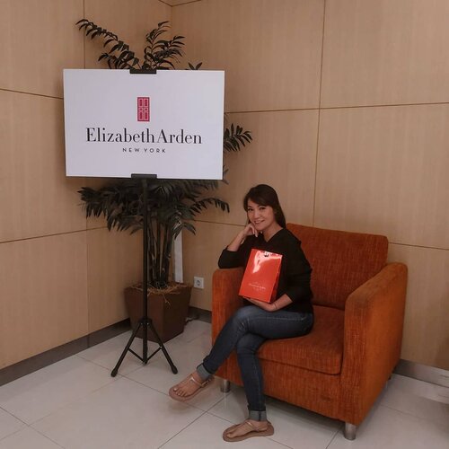 Happy 30th anniversary, Elizabeth Arden..
Hari ini main ke beauty lounge Sogo Central Park dan cobain Oxybooster Facial dari @beauteous_you 💕
.
Oh ya, khusus hari ini dan besok, Elizabeth Arden lagi ada promo buy 2 get 3 all products lho...
Rekomendasiku, 8 Hours Cream atau Gelato Lipstick nya... Da best ✨
.
#RedDoor30Anniv #ElizabethArden #beauty #skincare #makeup #lifestyle #anitamayaadotcom #bloggerslife #clozetteid