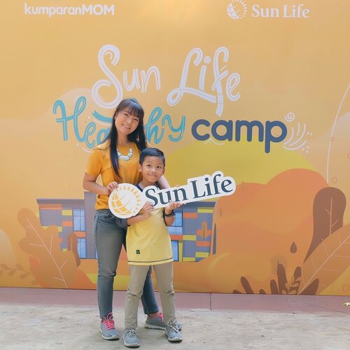 Hari Sabtu lalu, Mami Maya dan @destonmarvelle dateng ke event Healthy Camp bersama @sunlife_id dan @kumparanmom 🌻.Aku baru tahu lho kalau ternyata penderia diabetes anak di Indonesia jumlahnya banyak banget.. Ini erat kaitannya dengan pola makan dan aktivitas fisik si kecil, moms..Makanya berolah raga bareng si kecil setidaknya 3 kali seminggu adalah salah satu cara pencegahan obesitas dan diabetes anak...Di Healthy Camp kemarin, deston ikut Zumba class bareng om @ibnujamilo dan ikut lomba mewarnai.. Seru deh pokoknya!Ditunggu acara seru lainnya yah, and thank you for having us... 💕.#LiveHealthierLife #SunLifeHealthyCamp #momandson #qualitytime #happy #mommyblogger #bloggerslife #clozetteid #destonmarvelle