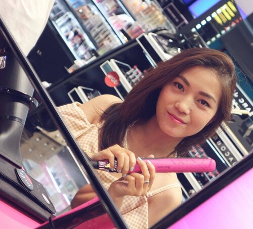 .
Hello 👋🏼
Lagi di Sephora Central Park buat cobain Limited Edition ghd Electric Pink yang warnanya super cute ini!! 😊😊
With ghd, always get a good hair day, everyday.... 💃🏻
.
#sephoraidn #sephoraidnbeautyinfluencer #sephoraidnxghdpink #ghdpink #limitededition #hairtools #goodhairday #ghdindonesia #hairstyling #bblogger #bloggerslife #clozetteid #mommyblogger