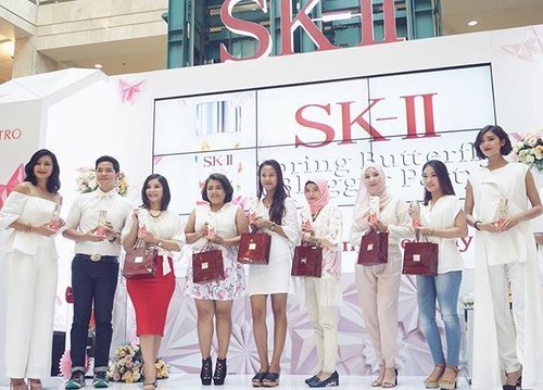 .
Last photo, I promise ✌🏼️
Thanks for having me today @skii and for choose me as the winner of The Best Spring Butterfly Flawless Look 😍
I'm so happy today!!
📸 @putzliciouz
.
#ChangeDestiny #SpringButterfly #SKII #FTE #FacialTreatmentEssence #ClozetteID #StarClozetter #happyday #beautyevent #bblogger #bloggerslife #indonesianbeautyblogger #instadaily #bestoftheday