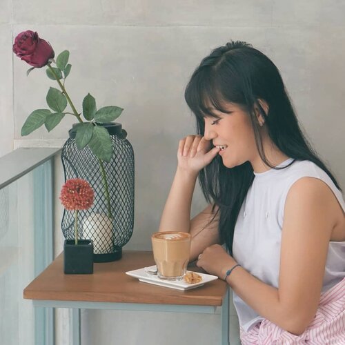 .
Sometimes, the best me-time is just being alone with my thought and enjoy the steaming of hot coffee..
.
Walaupun kerjaan banyak, belum lagi urus anak, suami dan kerjaan rumah sekaligus tapi jangan sampe lupa untuk selalu bikin happy diri kita sendiri dulu.. kalau diri kita happy, semua kerjaan ga akan terasa berat dan pastinya orang-orang di sekitar kita juga ikutan happy..
Selain menulis, ngopi-ngopi cantik di sore hari begini juga merupakan salah satu me time yg aku lakukan buat bikin mood makin happy terutama kalau lagi suntuk sama deadline artikel..
Mata jadi melek, semangat bangkit kembali, diiringi ide-ide tulisan yg mengalir lagi..
.
Sambil ngebayangin kalau bisa menang #TheRitualeGiveaway dan #QuoGiveaway, kayaknya Me-Time selanjutnya bakal santai di rumah sambil pakai #SelfLoveKit dari #TheRituale hihihi...
Wish me luck..! 🍀
.
Kalau kamu, @kaniasafitrii @budiartiannisa dan @iva_asih gimana sih cara kamu menghabiskan me time biar makin happy??
.
📍 @monkeytailcafe
📸 @carnellin
#morningcoffee #anitamayaadotcom #bloggerslife #lifestyleblogger #beautyblogger #mommyblogger #potd #clozetteid