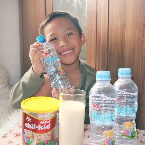 Pernah kepikiran ga sih moms air yg kita pakai untuk melarutkan susu atau makanan pendamping asi bagusnya pakai air yg seperti apa..Jujur aku baru tahu lho kalau ternyata air mineral kurang cocok untuk melarutkan susu dan makanan pendamping asi, apalagi kalau dipanaskan sampai mendidih.. Karena bisa merusak komposisi nutrisi dan mineral yg ada di dalam susu tersebut lho...Menjawab kegalauan aku ini, Kalbe Nutrition punya produk baru Morinaga Heiko+ Water yg merupakan air demineral yg relatif lebih aman untuk melarutkan susu dan makanan pendamping asi..Selain bebas mineral, bebas bakter dan higienis, 9 dari 10 ibu setuju kalau Morinaga Heiko+ Water lebih cocok untuk melarutkan makanan (susu dan bubur) si kecil...Aku juga bahas banyak lagi kelebihan Morinaga Heiko+ Water di #anitamayaadotcom monggo dibaca yah moms... 💕.#HeikoAlamiMurninya#KemurnianNutrisiAnak#MorinagaHeikoWater#HeikoWater#HeikoSterilHigienis#bloggerslife #mommyblogger #ClozetteID