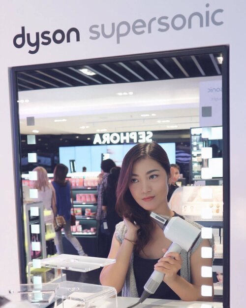 .
@dyson_id sekarang sudah hadir di store @sephoraidn!
Hair dryer dengan desain yg futuristic, temperature nya bisa di-adjust, dan nozzle nya bisa diganti-ganti sesuai kebutuhan.
Aku suka banget sama desainnya dan anginnya ga berisik dan pastinya dengan temperature yang pas ga bikin rambut rusak dan kering...
.
#sephoraidnxdyson #sephoraidn #dyson #dysonid #hairtools #hairdryer #sephoraidnbeautyinfluencer #bblogger #bloggerslife #clozetteid #indonesianbeautyblogger #mommyblogger