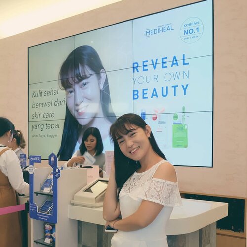 Whooo is that girl I see~~~~Jadi seharian kemari  wajah besar aku ngongol di LCD TV Offline Store @sociolla 😂.Thanks to @mediheal_idn yg udah bantuin aku skincheck dan nentuin masker yg tepat buat kebutuhan kulitku..Abis nyobain masker dari Mediheal, langsung wajah glowing dan siap photoshoot bareng team @sweet.escape..Pengalaman yg seru banget!!!!!.Oh ya, aku juga ajak adek aku @vaniadjie buat ikutan Reveal Your Own Beauty Experience ini.. Seneng banget bisa dapet quality time sama orang tersayang...#RealMeRealSkin #Mediheal #maskingtime #sisterhood #bloggerslife #sociollabloggernetwork #ClozetteID