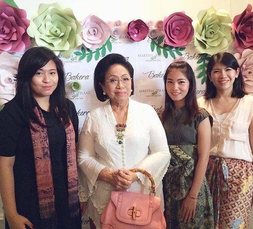 .With Ibu Martha Tilaar di acara launching of Bakera - The Authentic Indonesia Spa Experience from Minahasa, North Sulawesi by Martha Tilaar Salon Day SpaThank you for having me 💕.#marthatilaar #marthatilaarsalondayspa #bakera #bakeratreatment #beautyevent #bblogger #bloggerslife #clozetteid #starclozetter