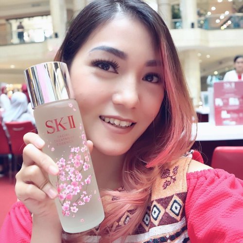 .
Selfie with #cherryblossom Limited Edition SKII Facial Treatment Essence, and matchy-matchy with my #pinkhair 💕🌸
.
#skii #ChangeDestiny #SKIIGifts #SKIIxFD #selfie #bblogger #bloggerslife #motd #potd #clozetteid #bestoftheday