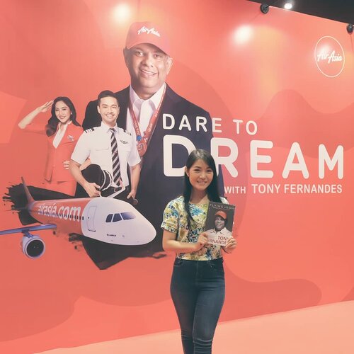 Sosok inspiratif, pekerja keras, humble, menyenangkan, hangat dan kreatif, itulah Tony Fernandes Co-founder dan CEO AirAsia..
Kisahnya banyak menginspirasi, apalagi setelah terbit buku Flying High, sebuah otobiografi yg menceritakan jatuh bangunnya seorang pemimpin AirAsia yg berhasil menjadikan AirAsia masuk dalam jajaran maskapai terbaik di seluruh Asia..
Nah, kemarin sebuah kebanggaan aku bisa hadir dalam acara peluncuran buku Flying High dalam bahasa Indonesia yang dihadiri langsung oleh Beliau..
.
Soon aku bakal cerita sekilas biografi dan ulasan acara kemarin di kumparan.com
Stay tune.. @airasia_bhsindonesia @kumparancom
#DareToDream
.
#anitamayaadotcom #lifestyle #beauty #bloggerslife #clozetteid