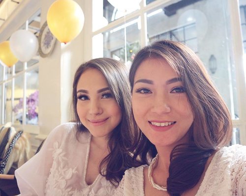 .
Guess who was sitting next to me on today Diva Beauty Soiree??
Yeahh she's the one and only @paolatambunann 😍😘
Nice to meet you, mommy cantik 💁
.
#divabeautysoiree #divabeautydrinks #divaxsociovit #divaxsociolla #selfie #bestoftheday #photooftheday #beautygathering #mommyblogger #clozetteid