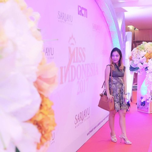 .
Yeasterday's highlight when attending Pemilihan Miss Indonesia 2017.
Thank you for having me and my husband, @missindonesia and @martha_tilaar @sariayu_mt!! 😘
📸 @juztjimz
.
#missindonesia2017 #missindonesia #cantikalamiseutuhnya #akucantikindonesia #marthatilaargroup #bblogger #bloggerslife #clozetteid #potd #ootd #bestoftheday