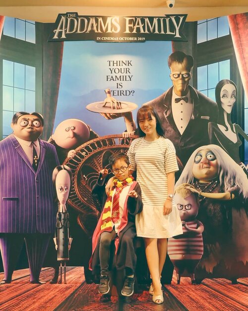 Kemarin, Mami Maya ditemenin sm @destonmarvelle (as Harry Potter) buat ikutan screening movie The Addams Family...Seru banget, ini pengalaman pertama Deston ikut Halloween Costume Carnival.. He's super excited buat ikutan nobar juga, apalagi Deston demen bgt cerita spooky.. hihi...Jadi, The Addams Family ini bercerita ttg keluarga hantu yg ingin hidup berdampingan dg manusia.. Dengan semua keanehan dan keunikan keluarga Addam ini, akankah mereka bisa hidup damai bersama manusia perkotaan?Jawabannya tentu bisa moms, dads dan si kecil tonton di bioskop mulai tanggal 25 Oktober 2019 nanti..Pokoknya, film ini spooky in a funny ways dan cocok banget ditonton sekeluarga karena banyak bgt pesan moral bagi anak2 dan orang tua...@uipmoviesid @clozetteid#MeetTheAddams #TheAddamsFamilyXCID #ClozetteID #mommyblogger #momandson #bloggerslife #anitamayaadotcom