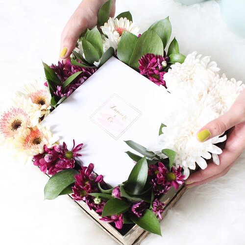 Something sweet, something beautiful.
Head over to (@lumiere_co) & (@defleur.florist) to shop your valentine gifts💕
--
#valentine #giftideas #love #flowers #clozetteid #scarf