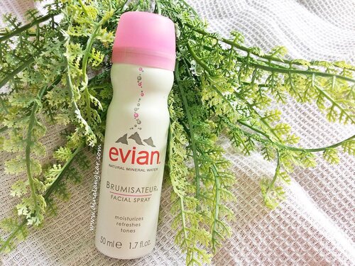 Halloo....belakangan ini aku suka banget pake Spray wajah,karena kondisi kulit ku sedang keringggggg dan iritasi (tapi sekarang sdh berkurang) dan Facial spray yang aku pake ini adalah evian.yg mayan lah bisa menenangkan kulit ku yg sedang iritasi,untuk review selengkapnya mending langsung ke blog ku yukk http://www.dinalangkar.com/2018/03/evian-facial-spray-review.html?m=1 atau klik link yg ada di bio.......#clozetteid #femaledaily #spraywajah #review