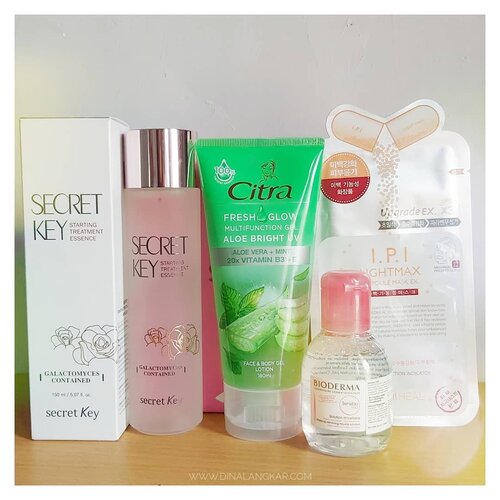 *Dapat Socobox lagiii*Rejeki emang gak kemana apapun dan berapa pun syukuri saja . aku pengen banget beli micellar waternya Bioderma tapi gak kebeli terus, nama nya mak-mak yaa liat yg murce2 bawaan nya pengen beli murce sekian ratus dapat banyak. hahahaha tapi aku gak mikir panjang, sebenarnya bisa kok beli yg mahal sekalipun asalnya fokus nabung jgn suka tergoda ( tapi ya tetap susah yaa) 🤭 namanya punya anak kadang lagi bulan tua pengen makan apa, pengen minum apa, ehh popok anak juga habis. ahh boro2 mikirin beli skincare mahal 😂 tapi aku orang yg percaya kalau rejeki ya gak kemana. dan kalau pun uang nya ada kalau pun belum rejeki gak bakal ke beli. .jadi tiap liat apa yg ku mau, ku masukin tuh diwishlist kan biasanya ada tuh yaa di pojok kanan website2 belanja gitu. tau2 entar entah karena tawaran kerja atau entah hal2 yg gak disangka2 ehh malah akhirnya aku punya 😭.Rasa nya ditahun ini berasa gak percaya kalau pengen apa aja pasti didapat. ya itu tadi jalan nya entah dari tawaran kerja sama atau memang lagi punya uang lebih 😗😙.btw, caption nya gak nyambung yaa sama foto. hahha😂😋 oke banyak yg nanya tentang Soco . banyak juga yang su'udzon "ih uboxing terus, pamer terus" padahal diam2 dia penasaran pengen dapetin juga 😂🤣 caranya gampang kamu bikin akun Soco dan rajin2 tuh ngereview produk yg ada disana. lengkapi beauty profile, pantengin terus instagram Sociolla. dan yang paling penting sekali-kali lahh belanja disana juga, jangan cuman mengharap gratisan aja. 🤣🤣 disana suka diskon lohh dan kalau belanja jangan lupa pakai kode voucher SBNLA24G (CATET YAA KODE NYA) biar dapat potongan harga dan dapet point nya . jangan buka website nya sekarang BAHAYA banyak diskon hati2 kalap, aku gak tanggung jawab loohh..🙄.#sociolla #socobox #clozette #clozetteid #gratisan #kodevoucher #kodevouchersociolla