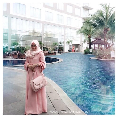 Latepost banget ini mah 😂.Dress : @havaid Tas : @elizabeth_ez .#clozetteid #hijabstyle #thehijabstyle #outfithijab #outfitibumenyusui