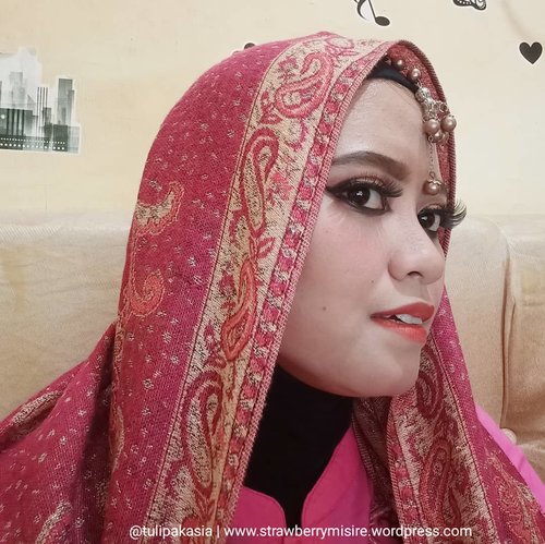Makeup ala IndiaAku suka banget kalo abis makeupan terus foto bagian samping,gimana gitu hehe.Pashmina Kashmir selalu aku suka karena gak ada matinya,bisa dipake suasana apapun.Lengkapnya cek di blog n YT aku ya⬇️⬇️.https://strawberrymisire.wordpress.com/2019/04/26/makeup-collab-international-dance-day/.https://youtu.be/folaua-UohQ.#bollywoodmakeup #bollywoodlook #clozetteid