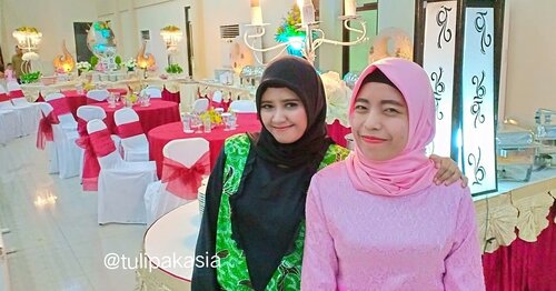 🌷Happy wedding suster Putri Laksmitha, gak bisa foto sama pengantin karna rame n antri banget 😂.Long time no see suster @carisapratiwi akhirnya ketemu lagi, bisa fotoan bentarKalo nikah kabar2 ya sus 😘 *bighug*#happywedding #grahappal #friendship #hotd #ootd #biarmakinhits #clozetteid