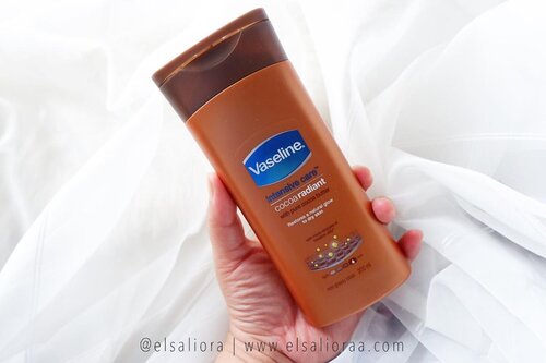 Vaseline Intensive Care
Cocoa Radiant
.
Body Lotion yang jadi fav semenjak kuliah, karna ini cocok banget untuk kulit yang super duper kering kaya kulit tangan aku.
.
Selain melembabkan, lotion ini wanginya enak banget. Wangi coklat vanila gitu, enak!! 
.
Kalian udah pernah cobain lotion ini belum? 
.
#REVIEWBYELSALIORA #beautygoersid #beautiesquad #pkubeautyblogger #beautybloggerpekanbaru #beautilosophy #beautybloggerindonesia #kbbvmember #clozetteid #atomcarbonblogger #indonesianhijabblogger #indonesianbeautyblogger #bbloggerid #bloggerceria #kbbvbeautypost #reviewbyelsaliora #setterspace #kbbvfeatured #bloggerperempuan #bloggirlsid