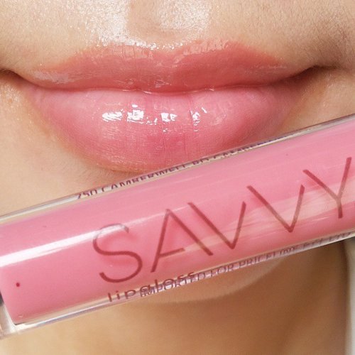 Savvy lipgloss swatches!! Ugh obsessed with it,  well in this pic I wear it full lips and thick but that's only for pic purpose so you can see the color ,  in real life they will just be pretty if you wear it on upper lips and smudge them 😊😊 I recommend using a nude lipstick, !! Will post the pic soon with lip combining,  hopefully I could make it this weekend ! #motd #clozetteid #lipstickoftheday #lotd #potd #gbeauty #villemo20 #tinaaustinpaul #zebbyzelf #savvy