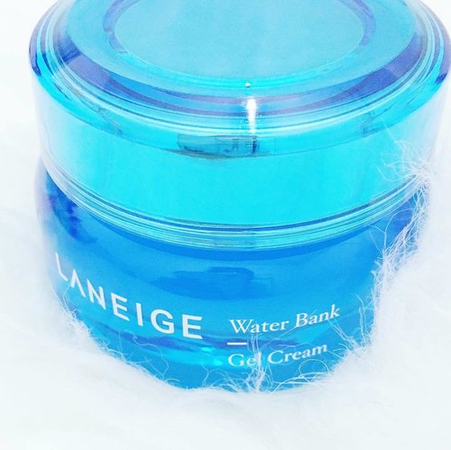 I choose the gel cream instead the moist cream because this one is more suitable for my skin , but if you have dry skin you better choose the moist one . #clozetteid #skincare #koreanskincare #laneige #laneigeid #laneigewaterbank #laneigegelcream