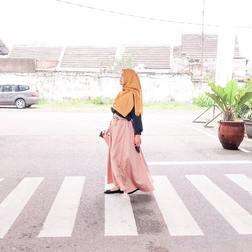 Love pairing this A line skirt with black shirt. Those pumpkin veil is look good too, and oh yess... I bring tumblr to resuce bottle used. I don't have detail, bcs right now i forgot where i bought all the matching clothes and too comfy to step up my feet on the ground 😂#ClozetteID #modestfashion #lookbookindonesia