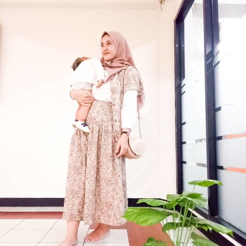 Good morning ❤Siapa yg masih mbangkong kayak ayyash ? HihihiOne of my favorite pieces of spring summer. Pair it with white shirt and mauve voal, voila ! Your modest spring summer outfit is on !! ❤#ClozetteID #springsummer2019 #fashionblogger #indonesianfashionblogger #stylingwithlove❤ #modestfashion