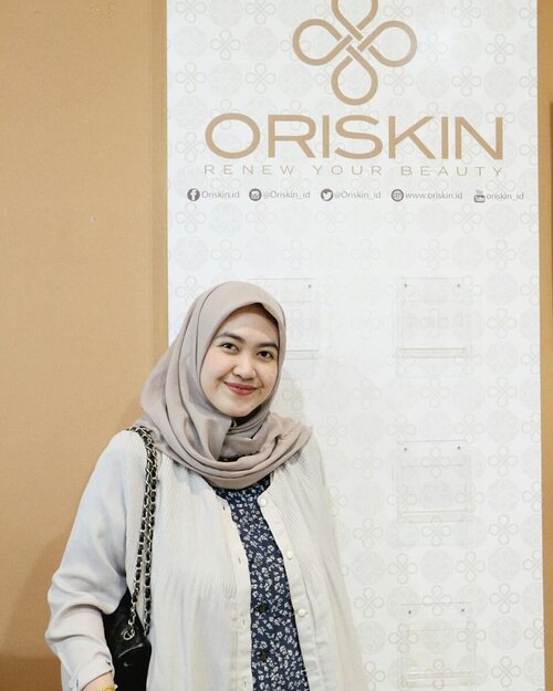 Sepekan yang lalu aku baru aja melakukan tratment Tea Tree Facial organic and LED di @oriskin_id Surabaya di jl. Imam bonjol no 93. Penasara berapa kocek yg harus dikeluarkan dan seperti apa treatment nya ? Langsung cek postingan blog terbaruku yah.. Link ada di bio 😊😊 @clozetteid #clozetteid #Clozetteidreview #oriskinxclozetteidreview