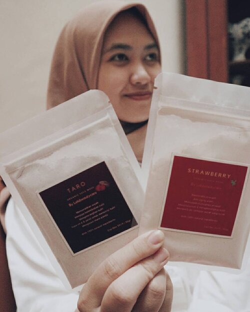 Girlsss, aku punya rekomendasi masker terdabest dari @khayra.beautycare MASKER PREMIUM ORGANIC yang menggunakan bahan bahan 100% alami, tidak menggunakan pewarna, dan tidak menggunakan bahan pengawet. Ada 8 varian masker, tapi aku dapet yang varian strawberry dan taro. TARO - Mencerahkan wajah- Mengatasi mata panda- Mengencangkan kulit- Menjaga kelembaban kulitSTRAWBERRY - Mencerahkan wajah - Anti Aging alami- Mencegah munculnya jerawat- Menghaluskan dan mengencangkan kulit- Memperbaiki jaringan wajahMasker ini worth it banget girls karena selain murah banget, hasil bisa keliatan dalam 1x pemakaian aja loh ! Trus selain itu bungkusnya tebel banget dan kedap udara. Masker ini bisa sampai 6-7x pemakaian juga. Kurang apalagi coba, hehe. Dan yang paling keren adalah wangi dari masker ini tuh alami, bisa buat relaksasi, jadi bukan pake pewangi buatan gitu, Maskeran dulu ah...#clozetteid