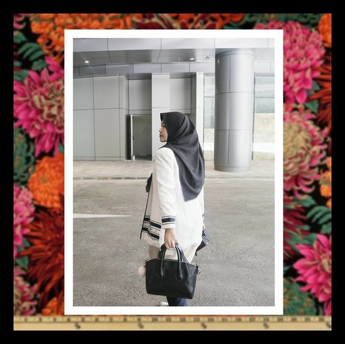 They say the secret of sincerity is to do all you can do without expecting any praise or wordly gain in return for the sake of Allah... #clozettequote #clozetteid #clozettehijab #clozetter #loveit #art #monochrome 
Picture from @ricairizta