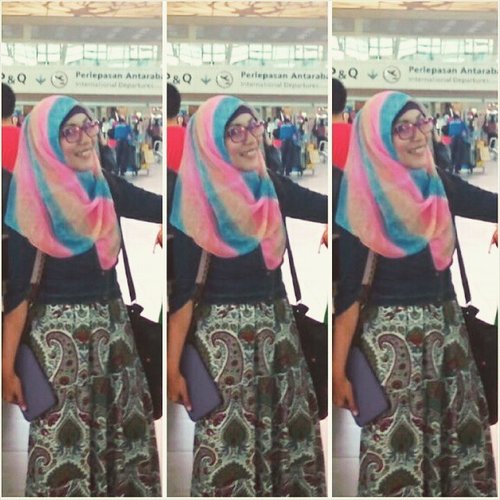 Tabrak warna dan motif sekali2, biar seru. Hijab pelangi, denim jacket dan rok motif floral. #ClozetteID #GoDiscover #HitnRun #ootd #hotd