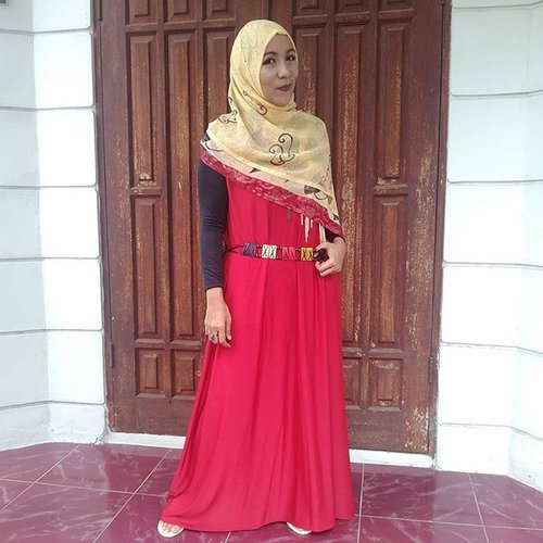 Plain dress with a touch of Batik tulis scarf, that should be enough to attend a wedding reception this afternoon. Don't forget red lipstick for the finishing #ootd #cotd #clozetteid #beauty