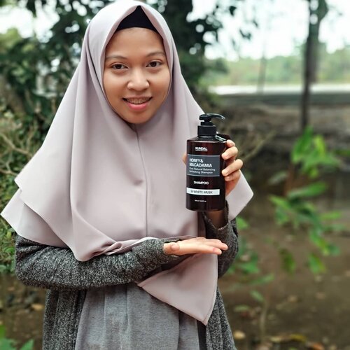 Hai guys aku mau kasih tau kalian tentang shampo yang baru aku coba dari Korea yaitu @kundal.official. Shamponya mengandung protein keratin sehingga mampu menutrisi rambut hingga ke akarnya. Aku suka banget sama Shamponya karena rambutku jadi halus, lembut, dan wangi. Favoritku yang wanginya white musk. Ukurannya 500ml bisa dipake buat lama banget dan bisa dipakai buat seluruh anggota keluarga.  Kundal lagi ada diskon besar2an loh! Jangan sampe ketinggalan diskonnya! Buat kalian yg mau beli ga perlu jauh2 ke Korea karena produk perawatan @kundal.official bisa di beli di shopee search aja "kundal.id". Selain shampo Kundal juga ada bodywash, hair serum, treatment, & body lotion lho! 🛀 For more information let's check http://kundal.co.kr/.#KUNDALhairandbodycare #KUNDALtreatment#hairandbodycare #koreanhaircare #ClozetteID #Hairratriretno