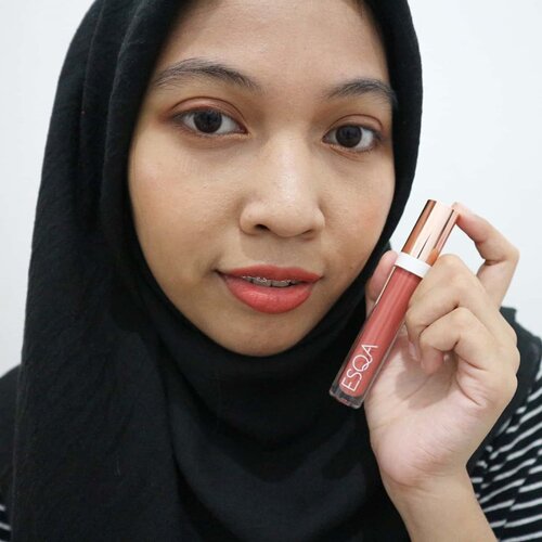 Aku abis cobain Matte Lip Liquid dari @esqacosmetics yang shade peachy pop. Warnanya  lebih ke coral dan cantik banget. Lip liquid ini udah punya label halal dari MUI loh. ❤️..  Formulanya ringan banget dan pigmented sekali oles bisa menutup warna bibir yang gelap. Terus juga gak lengket. Gak bikin bibir kering. Hasilnya cantik banget di bibir karena itu tadi pakainya tipis udah cukup dan formulanya ringan di foto keliatan warnanya cantik dan tipis banget kan pemakaiannya. .Komposisinya mengandung vitamin E dan vegan yang bagus buat merawat bibir. Seluruh produk @esqacosmetics merupakan produk vegan, lho, jadi sudah pasti sehat jika digunakan. Mereka hanya menggunakan bahan-bahan natural yang aman untuk digunakan, dan semua produk bebas dari zat-zat yang mengandung parabens, triclosan, sodium lauryl sulfate, dan gluten yang bisa menjadi penyebab kanker. Karena itu disebut sebagai vegan cosmetics pertama di Indonesia.Ketahanan cukup oke tapi aku belum tes kalau buat makan. Harganya lumayan pricey Rp 165.000.Repurchase this product?  yes ! Karena @esqacosmetics ini bagus banget walaupun produk lokal tapi premium quality makeup dengan bahan dan kualitas terbaik yang gak kalah dari produk Korea yang aku punya.#esqaddicted#esqaddicts #mattelipliquid #lipcreammatte#lipstickaddict #makeupoftheday #makeupideas #makeuplooks #clozetteid #clozettebeauty