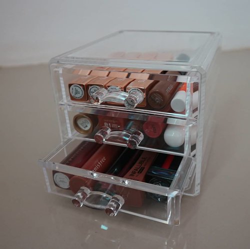 Sekarang lipstik/lipcream aku taruh di @minisoindo drawer three layer jewelry storage box ini jadi lebih rapi dan gampang diambil karena transparan. Bisa di beli online juga di @tokopedia.

#minisomurah #miniso #minisomakeup #makeuporganizer #makeupaddict #makeupjunkie #makeup #makeuplife #liptint #lipstick #lipcream #clozetteid #clozette #clozettebeauty