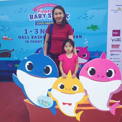 Keseruan minggu lalu, jadi saya dan Hannah berkesempatan nonton Baby Shark Live di Hall Basket GBK Jakarta.Gimana serunya? Yang pasti seneng, dan excited banget, serta di lokasi ada penitipan stroller juga which is helpful buat yang bawa baby.Dibuka dengan lagu Baby Shark yang fenomenal, show ini menceritakan Daddy Shark mencari Baby Shark yang hilang, lalu meminta bantuan Pink Fong dan Hogi.Selengkapnya juga sudah tayang di blog www.innovamei.comThank you @tiketcom @emak2blogger @babysharklivetour @pinkfong.official.......#tiketcom #semuaadatiketnya #babyshark #Clozetteid #blogger #tiketdotcom