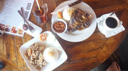 Just a random stopped in Bali.I forget the restaurant name, and none in google maps too. The taste quite good, price is affordable..Left plate: sambal matah pork.Right plate: pork ribs.#bali #pork #porklovers #balikuliner #kulinerbali #innovameibali #clozetteid