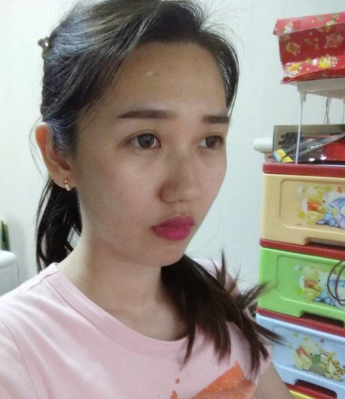 Brows and lipstick on fleek always, even I use no foundie.

#clozetteid #makeupoftheday #simplemakeup #mommymakeup #instadaily #motd #pinklipstick #peach #straighteyebrows