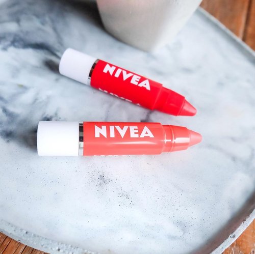 Back with my mini review! Finally I have an effort to try lip crayon @nivea_id. It all begun when I got invitation to join their webinar for NIVEA Lip Crayon launch. I was so excited! 😍⁣
⁣
The launch campaign theme is #TwoStayConnected. It’s about to keep communicate with your relatives or family and what kind of activities you can do during social distancing. One of them is flower arrangement creative kit by @polastudio. And didn’t realise do this stuff kinda relaxing for me. 😄⁣
⁣
Since we currently lock down day-4 in Auckland, I guess this activity is one of a kind. I usually do drawing, cooking, or play puzzle. But mostly binge K-drama 😂⁣
⁣
Anyway… If you like something simple and practical. I think NIVEA lip crayon is the answer. NIVEA lip crayon comes with 2 shades; Poppy Red and Coral Crush. It has duo formula as lip care and lipstick. But personal opinion, the texture itself is not that pigmented. Its combination of lip tint + lip gloss. You need to apply multiple time till get better result. But please bear with it, it won’t be like lip cream with high pigmented coverage. Its transfer but still moisturised your lips.⁣
⁣
Overall, I highly recommend for you who want to look fresh but not exaggerate. This is perfect for student, quick meeting call or hang out. 👄😉⁣
⁣
Complete review in Indonesia is published on my blog nonahitampahit.com ⁣
⁣⁣⁣⁣⁣⁣
—————————————————————————⁣⁣⁣⁣⁣⁣⁣⁣⁣⁣⁣⁣⁣⁣⁣⁣⁣⁣⁣⁣⁣⁣⁣⁣⁣⁣⁣⁣⁣⁣⁣⁣⁣⁣⁣⁣⁣⁣⁣⁣⁣⁣⁣⁣⁣⁣⁣⁣⁣⁣⁣⁣⁣⁣⁣⁣⁣⁣⁣⁣⁣⁣⁣⁣⁣⁣⁣⁣⁣⁣⁣⁣⁣⁣⁣⁣⁣⁣⁣⁣⁣⁣⁣⁣⁣⁣⁣⁣⁣⁣⁣⁣⁣⁣⁣⁣⁣⁣
#Nona_HitamPahit #clozetteID #beautyblogger ⁣⁣#beautyjournal  #beautyblog #auckland #aucklandblogger ⁣ #aotearoanz🇳🇿