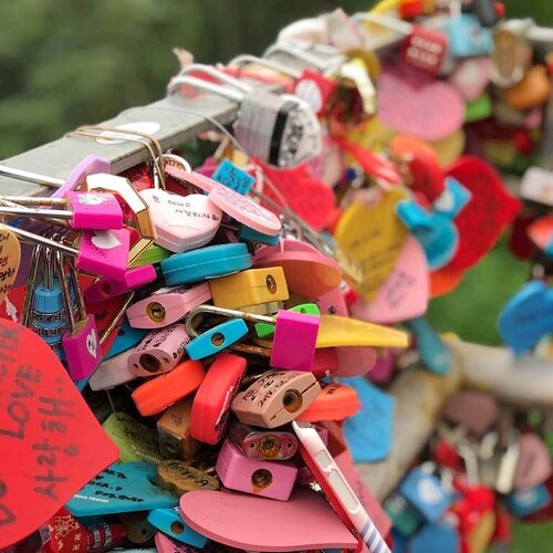 Dear mom,I don’t need love lock 🔒 to prove how much I love you. 😘 you know exactly you’re my first ❤️ ..PS: i miss you mom ..Who’s your first love?#seoul #lovebridge #lovelockbridge #Nona_HitamPahit #clozetteid  #launchdesigns #createcommune #acreativevisual #exploretocreate #fatalframes #thecreatorclass #creativeoptic #createandcapture #leagueoflenses #estheticlabel #livingwithideas #passionpassport #walkingaround #traveldeeper #travelstoke #theglobewanderer #worldnomads #travelawesome #traveldiary #globetrotter