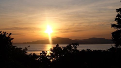 Sunrise in the morning always mesmerizing! 🌞 •••#Nona_HitamPahit #clozetteid #followme #sunrise #Bunaken #Sulawesi #digitalnomad #traveldeeper