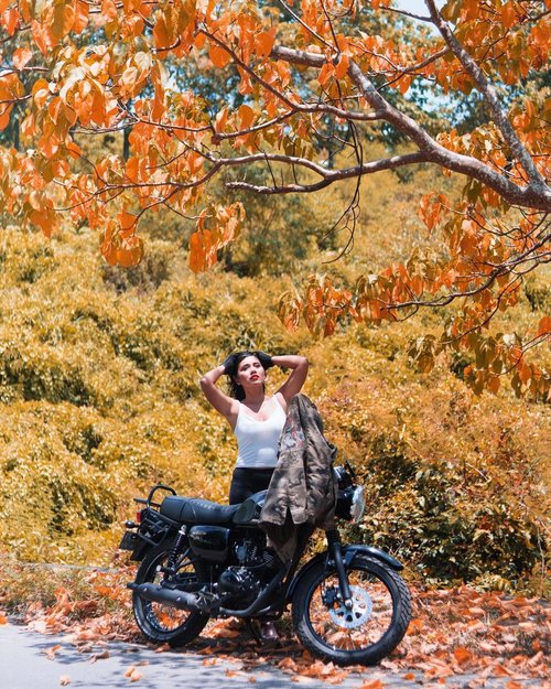 ʙɪᴋ·ᴇʀ／ˈｂīｋəｒ／a motorcyclist, especially one who is a member of a motorcycle gang or club. 🏍🏍🏍 translation:mbak ojek yang baru belajar nyetir motor klasik Kawasaki W175 SE 177cc @classicbikerent . Gengnya preman pensiun cabang empire (baca: emperan) Bali. Terima penumpang asal berani bayar mahal. 💵💵💵💁🏼‍♀️ —————————————————————————⁣⁣⁣⁣⁣⁣⁣⁣⁣⁣⁣⁣⁣⁣⁣⁣⁣⁣⁣⁣⁣⁣⁣⁣⁣⁣⁣⁣⁣⁣⁣⁣⁣⁣⁣⁣⁣#𝐍𝐨𝐧𝐚_𝐇𝐢𝐭𝐚𝐦𝐏𝐚𝐡𝐢𝐭 #clozetteid #beautyblogger #IndonesianFemaleBloggers #proudtobeindonesian #womenempowerment #classicbike #bali🌴