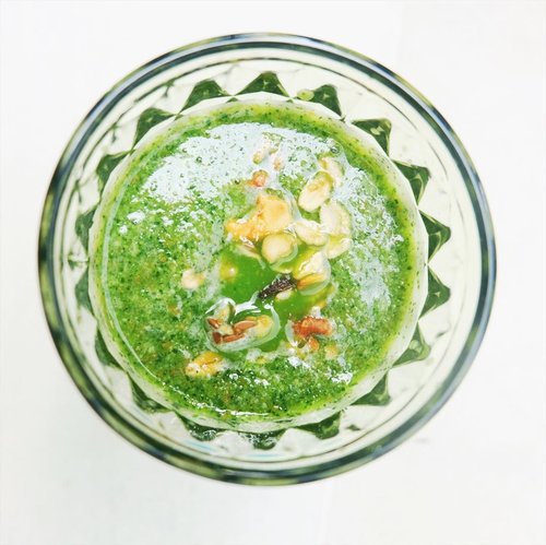 Good morning! 🌞⁣⁣The theme of this week is GREEN!⁣⁣Green smoothies that totally easy to make! I’m using kale, spinach, coconut water, a pinch of chia seeds, banana and pineapple. Don’t forget adding a bit of granola on top! VOILA! 🌈🥬🍍🥦🍵⁣⁣⁣⁣⁣⁣⁣⁣⁣⁣⁣⁣—————————————————————————⁣⁣⁣⁣⁣⁣⁣⁣⁣⁣⁣⁣⁣⁣⁣⁣⁣⁣⁣⁣⁣⁣⁣⁣⁣#𝐍𝐨𝐧𝐚_𝐇𝐢𝐭𝐚𝐦𝐏𝐚𝐡𝐢𝐭 #clozetteid #beautyblogger #tannedgirl #canggucomunity #followme #greensmoothie #explorebali