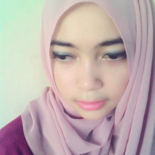 lagi lagi makeupnya gk match.. hijabny pink purple eyeshadowsnya blue. hehee.. #clozetteid #hijab #hotd #latepost #weekend