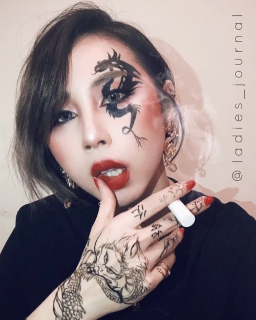 I hope my family not gonna disowning me after this post 😂

I felt inspired by my own talented friend @smxne who own her artwork as business @henn.drawn 
Other than that I born in Dragon year 🐉 so it’s kinda relatable 💁🏼‍♀️ even I look so Ah Lien here but I am that weirdo ✌🏻🤓 #ladies_journal #makeup #makeupartist #mua #makeuptransformation #beauty #beautybloggers #indobeautygram #indobeautyvlogger #indobeautyblogger #sfxmakeup #sfx #sfxmakeupartist #clozette #clozetteid #halloween #dragon #indonesia #indonesiangirl #asiangirls #asian
