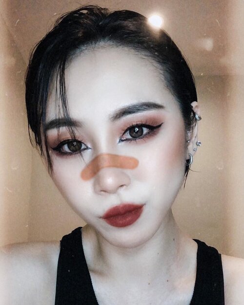 Imma steal your girlfriend ❤️ Key Products:❤️ @urbandecaycosmetics Stay Naked in shade 20NN❤️ @jeffreestarcosmetics Concealer shade C11❤️ @marckscosmeticind Beauty Powder❤️ @itcosmetics Brow Power in Universal Taupe❤️ @benefitcosmeticssg @benefitindonesia Hoola Contour Stick; California Blush❤️ @abductcosmetics Spellbound Palette❤️ @kvdveganbeauty Tattoo Liner in Trooper Black❤️ @fentybeauty Mattemoiselle Lipstick in shade Thicc; Killawatt Highlighter in Hu$tla Baby❤️ @maybelline The Hype Curl Waterproof Mascara#ladies_journal #pixiecut #fashion #style #tomboy #clozette #clozetteid #selfie #indonesian #asian #asiangirl #makeup #makeuplooks #makeupartist #mua #beauty