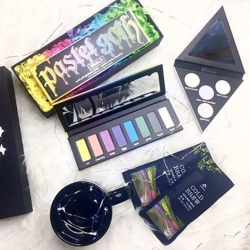 To brighten my dark side life with colourful Pastel Goth Eyeshadow Palette & Alchemist Holographic Highlighter Palette from @katvondbeauty 💛❤️💙💜💚 Thank you @wcommunications.sg 💖💖💖
Also @vpressocoffee Cold Brew Vietnamese Coffee ☕️from @charis_official is totally saving day🖤🖤🖤 -----
#ladies_journal #katvond #pastelgoth #alchemistpalette #clozette #clozetteid #beauty #beautygram #makeup #makeupgeek #makeuplover #makeupjunkie